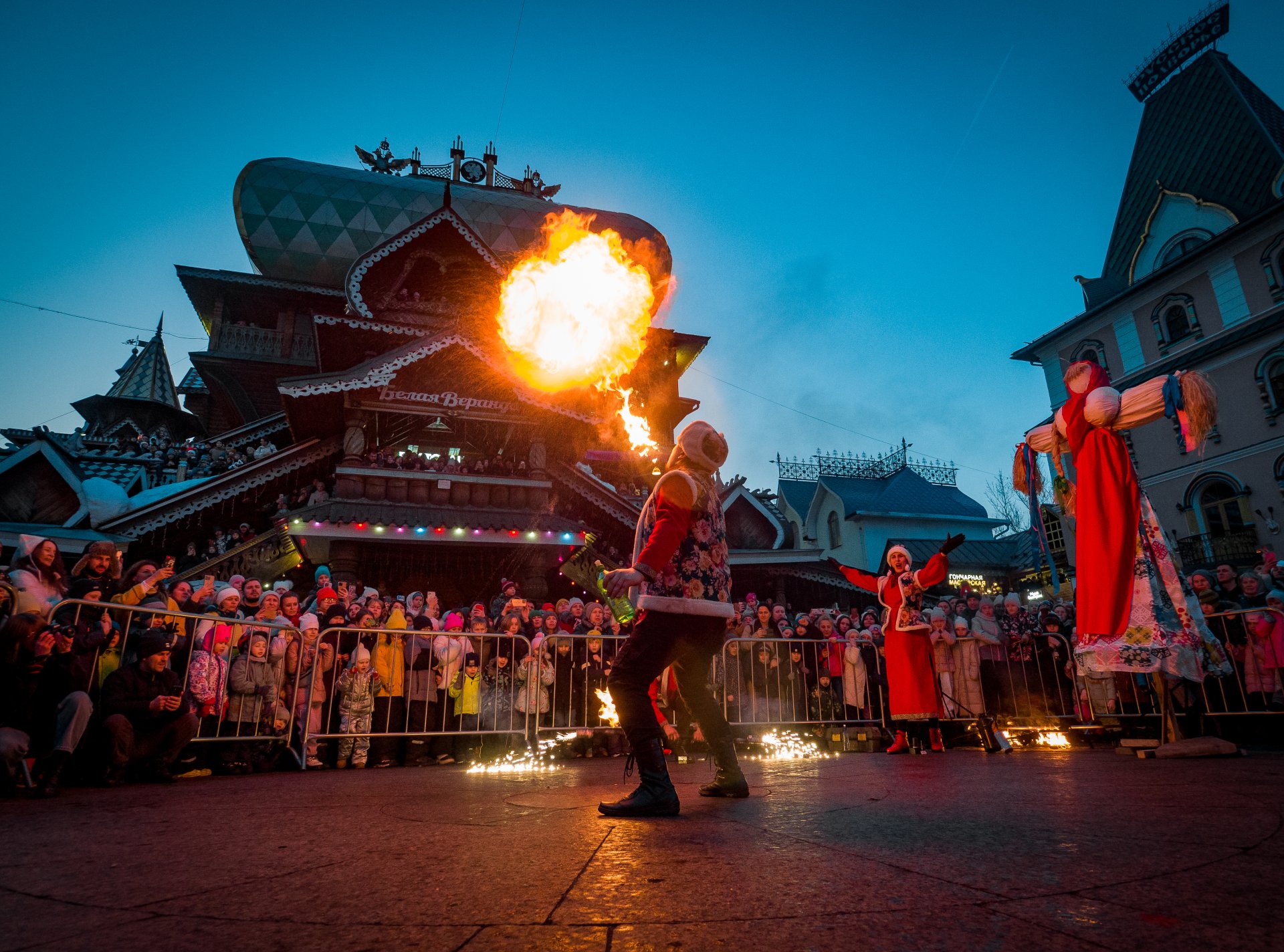 Fire show before the ceremony of burning an effigy of Maslenitsa.