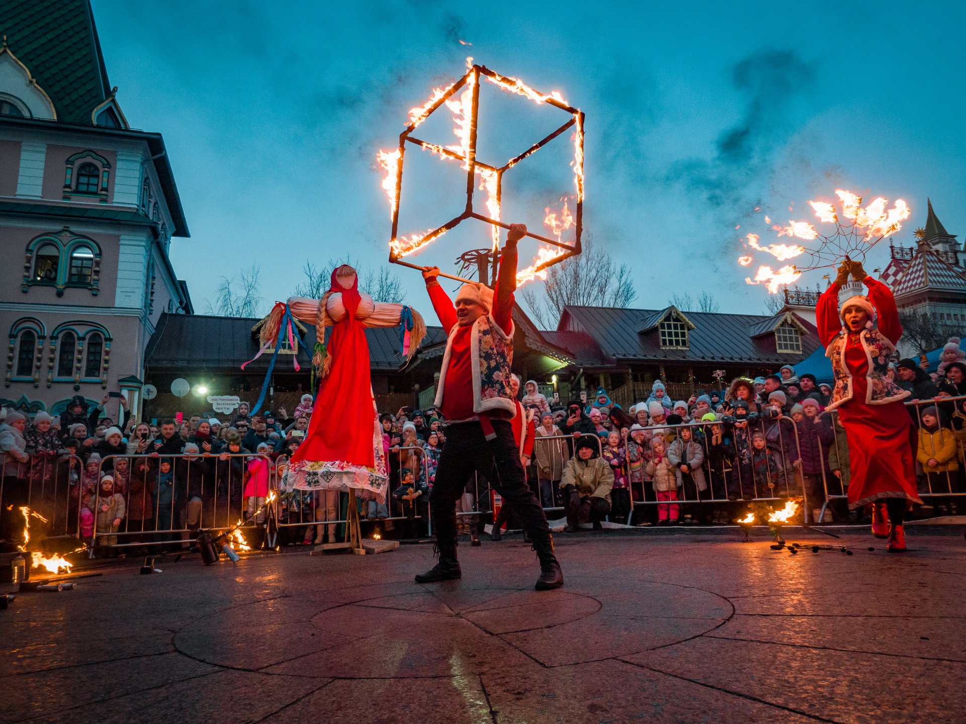 Fire show before the ceremony of burning an effigy of Maslenitsa.