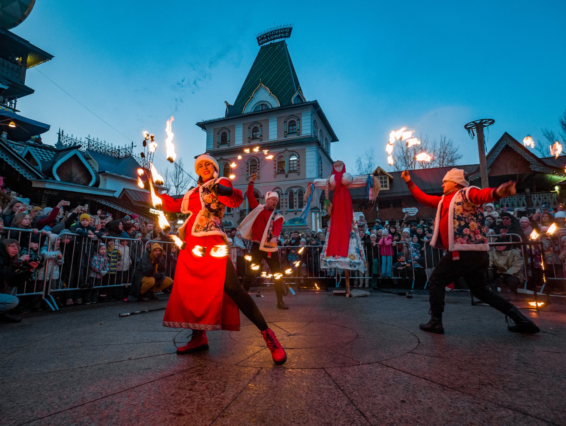 Fire show before the ceremony of burning an effigy of Maslenitsa.