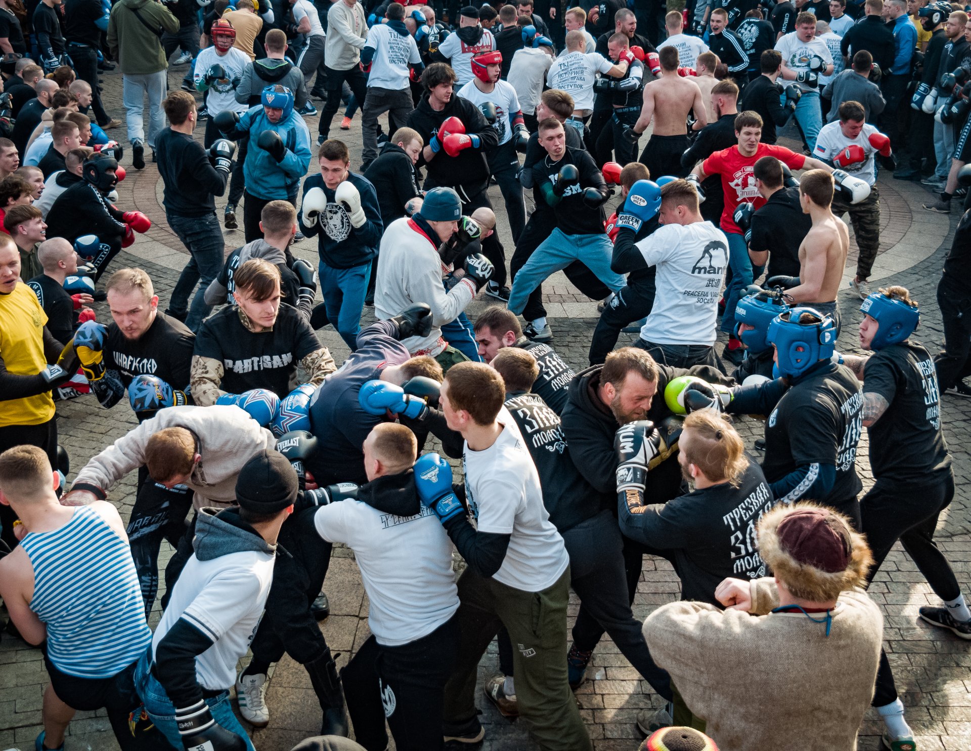 During a fight, each of the participants tries to identify a sparring partner. Because in Russian fist fights, it is not welcome to attack two against one. Also, everyone tries to find an opponent who is approximately equal in size.