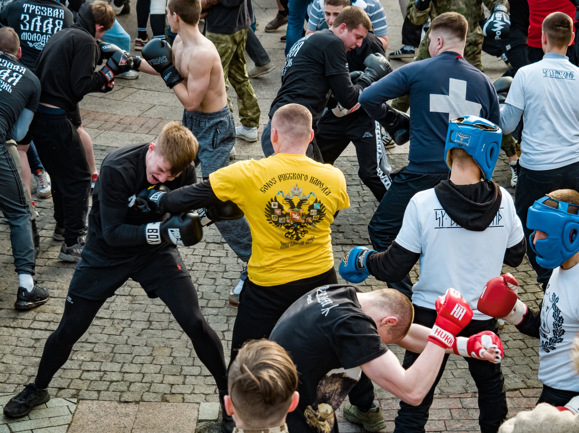 During a fight, each of the participants tries to identify a sparring partner. Because in Russian fist fights, it is not welcome to attack two against one. Also, everyone tries to find an opponent who is approximately equal in size.