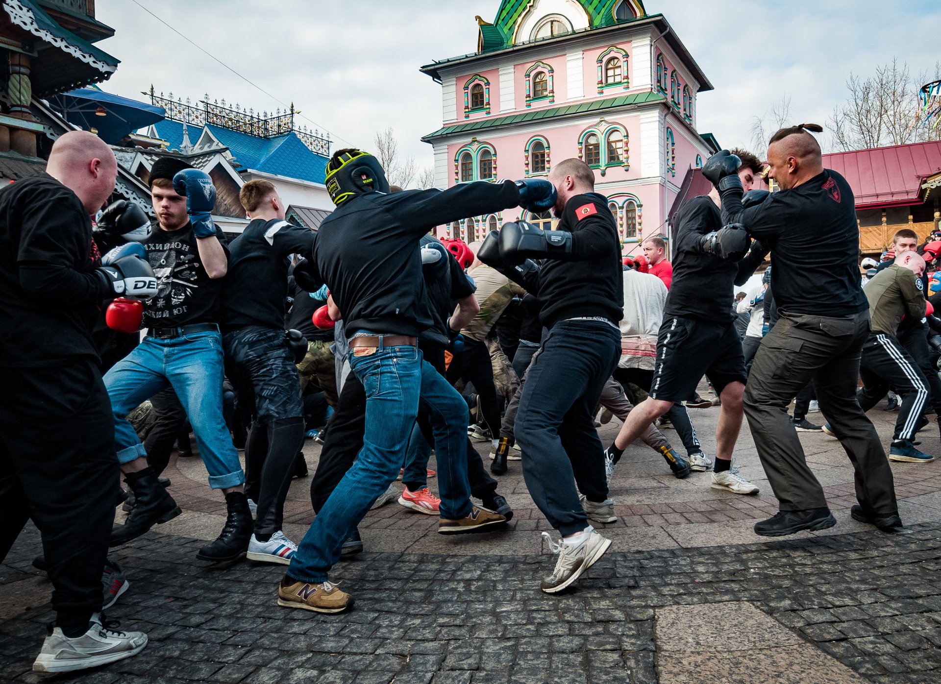 One of the main rules is to fight face to face. According to Russian traditions, hitting an opponent from behind is considered a very bad thing.