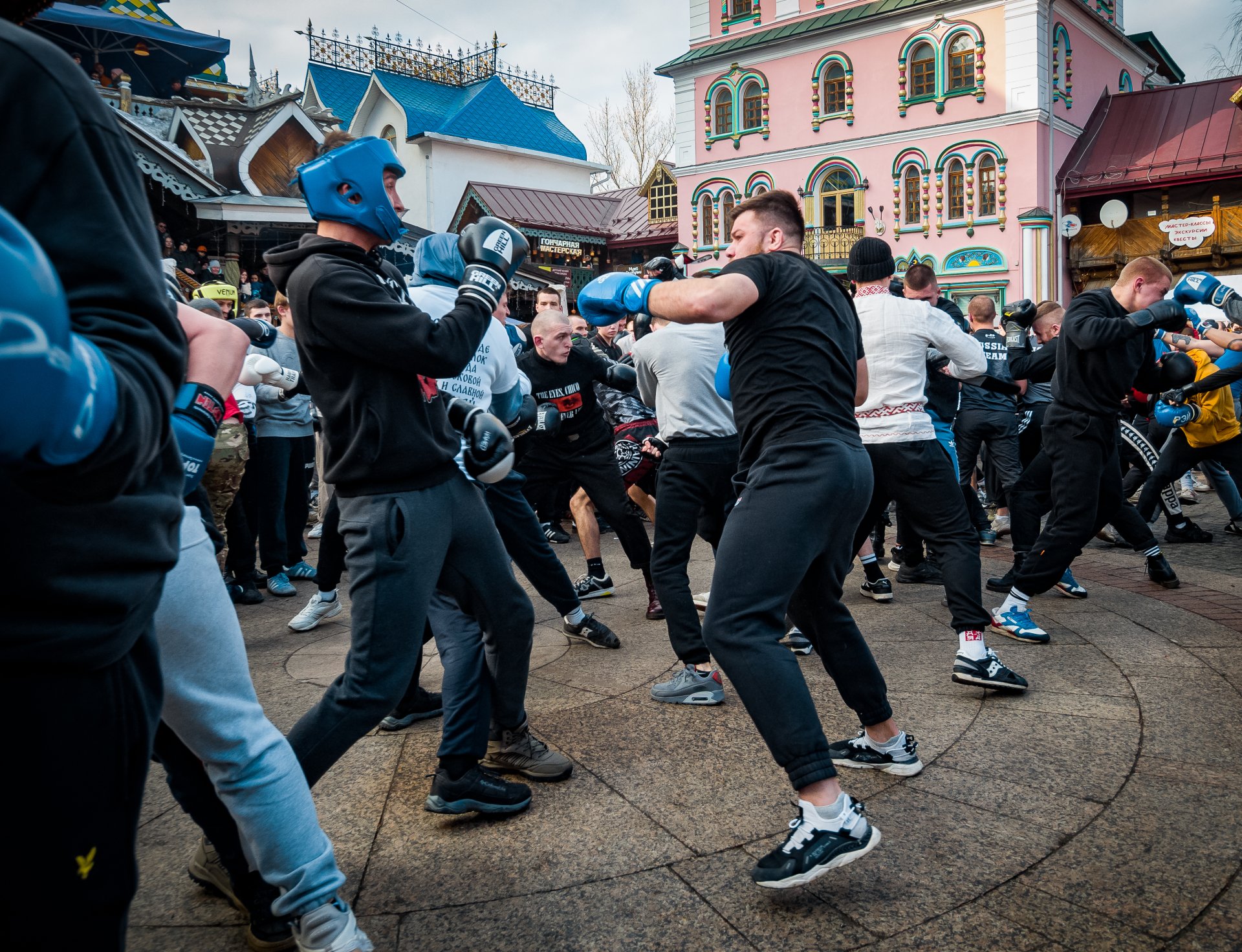 One of the main rules is to fight face to face. According to Russian traditions, hitting an opponent from behind is considered a very bad thing.