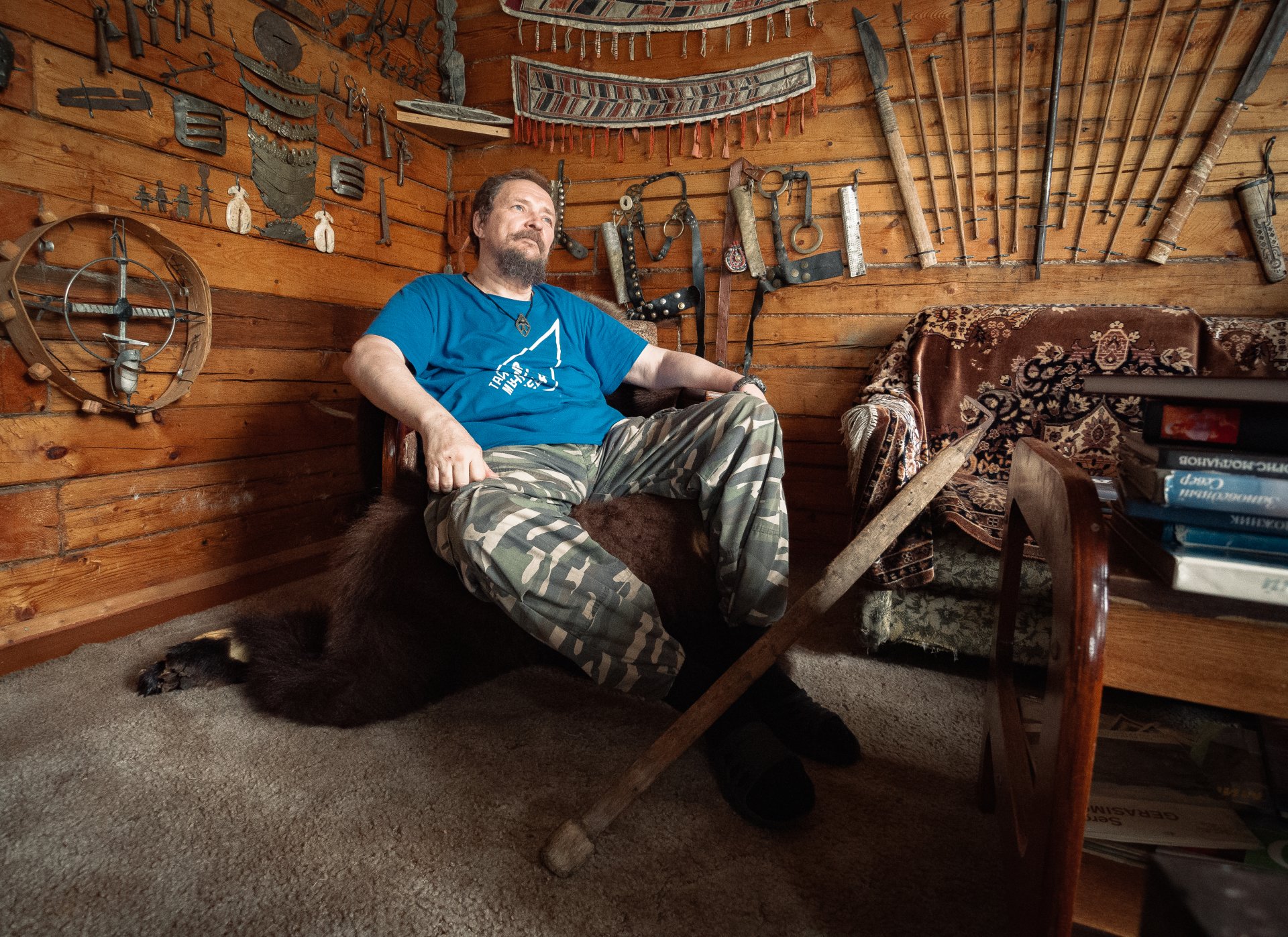 Oleg Krashevsky shows the collection of his ethnographic museum at the Bunisyak tourist base.