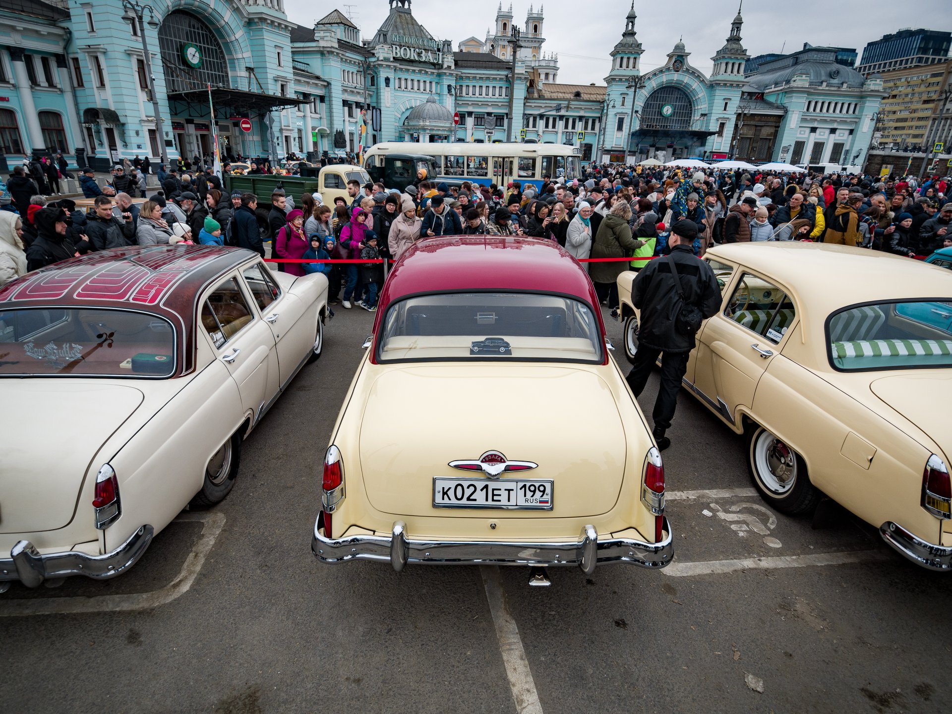 People view retro equipment at an exhibition near Belorussky Railway Station square. In the photo, the GAZ-21 Volga car.